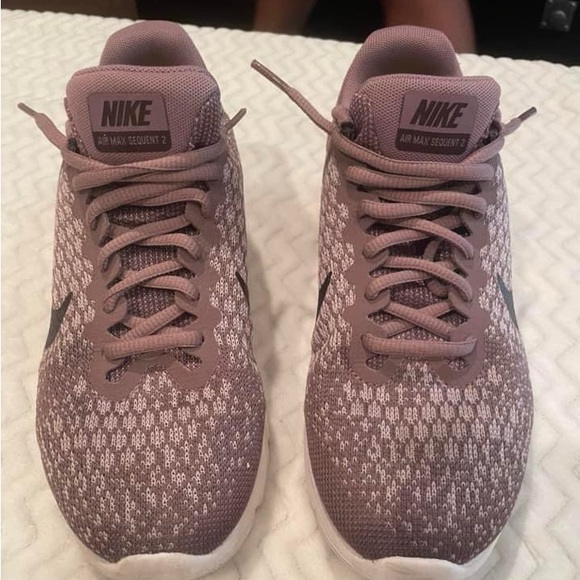 Nike Air Max Sequent 2 Women's Athletic Comfort Running Sneaker Shoes - Size 7 - Picture 2 of 3